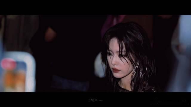 蔡文静戴的耳坠比鸡蛋还大 蔡文静巴黎时装周的妆造简直绝了！随性大波浪尽显风情，比