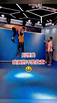 看这视频，我笑到眼泪都出来了！这美女训练时出现意外，太好笑了，正好往上爬，老师为