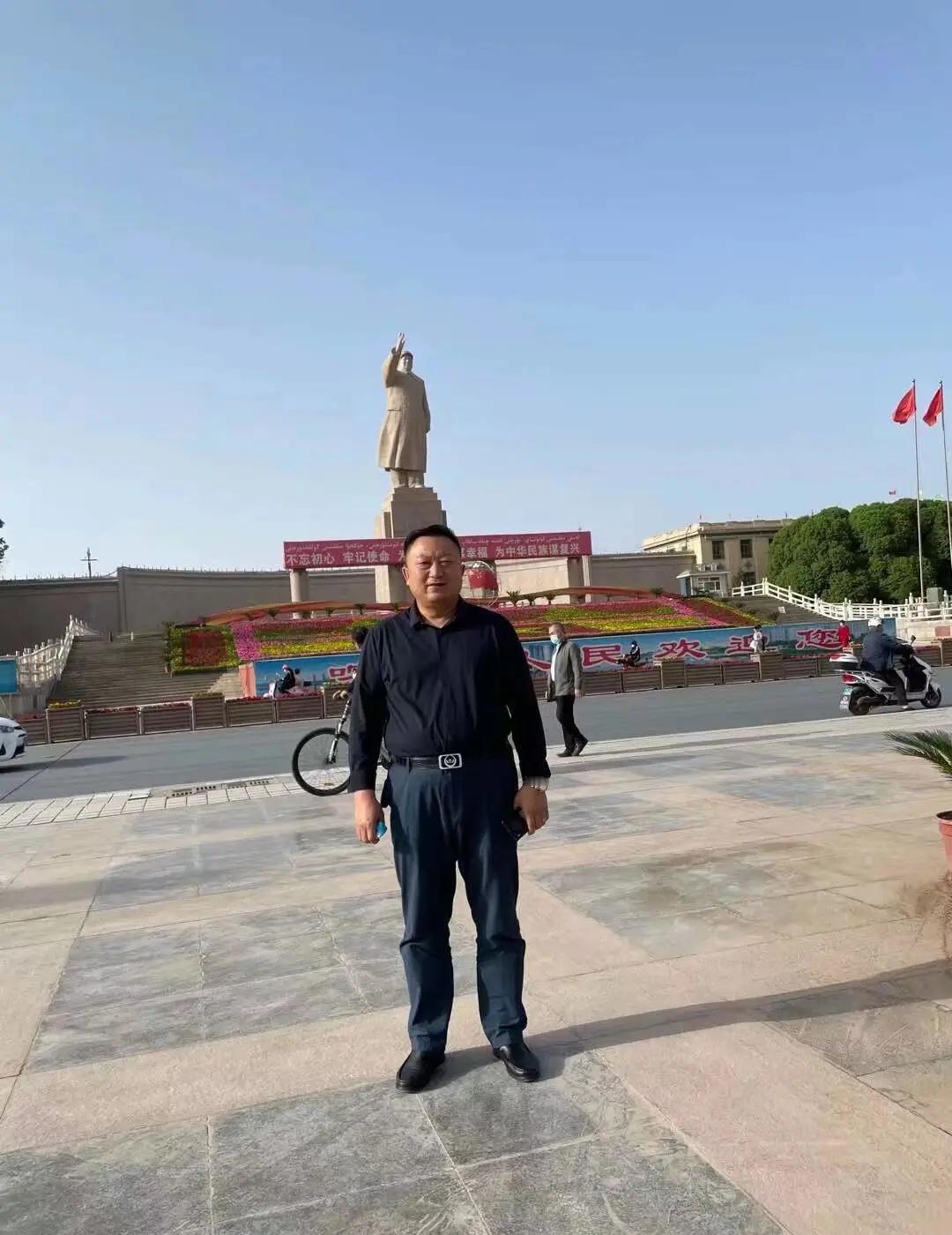 喀什广场🇨🇳喀什广场这气场绝了！阳光洒在雕像上，自豪感直接拉满～