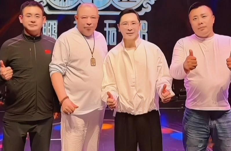 驴爸、赵本六现身哈尔滨斯卡拉，遭“小黄飞”无视令赵本六感到不满。

      