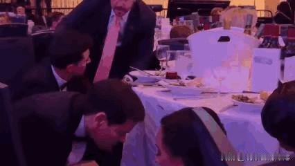 万斯直接被闯进来的特工像抓小鸡似的从座位上拉起来就跑，特朗普被特勤局特工围了起来