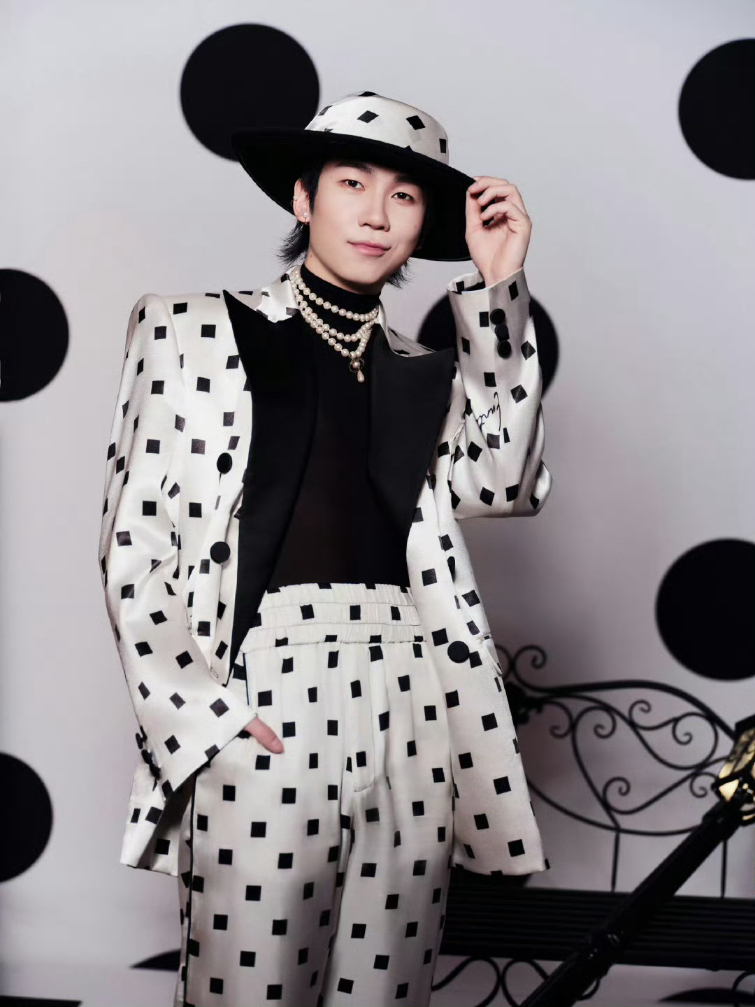 白举纲现场吹luckyboy巅峰之夜红毯白举纲直接现场开吹！！这造型也是时尚感拉