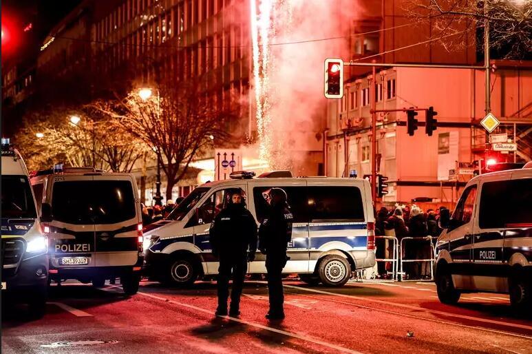 据德国媒体报道，凌晨4时50分的柏林，本该只剩路灯和醉意，腓特烈斯海因却出了件让
