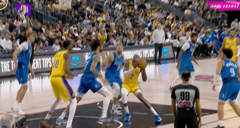 范德彪今天不打了，左四头肌受伤，绑上了厚厚的护具。 ​​​​