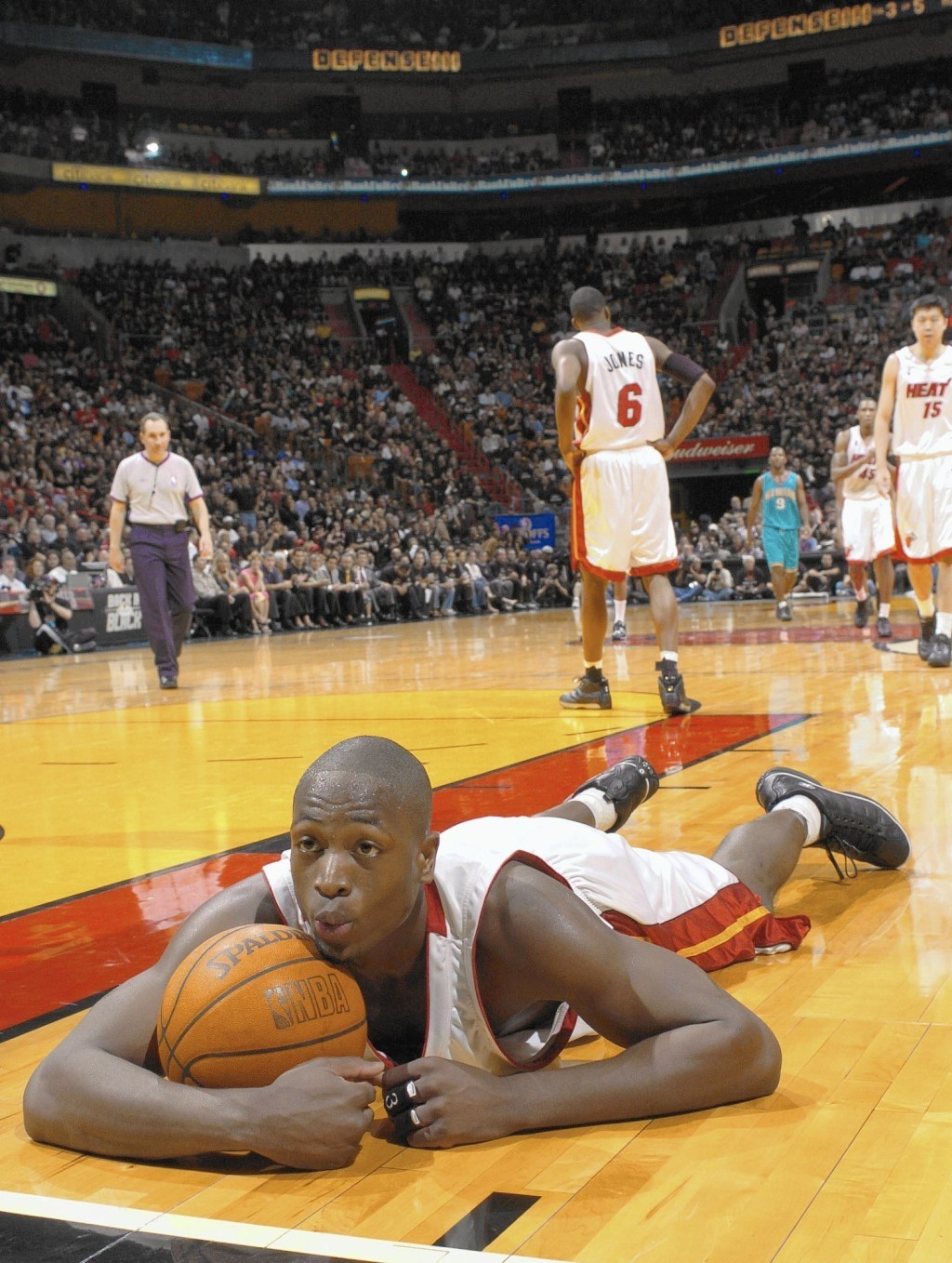 Dwyane WadeEddie JonesWang zhizhi 