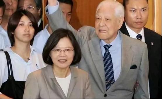 台湾一些台独分子，开始逃离台湾，他们转移家产，私密买下黄金，想长期移民海外。
 