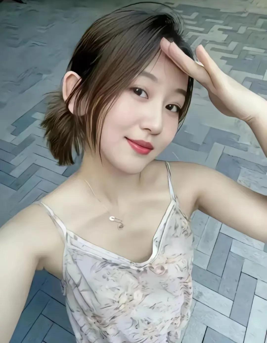 生于八五年的我，既不是别人的妻子，也不是哪家的儿媳，时光匆匆，我竟已成为了一户之