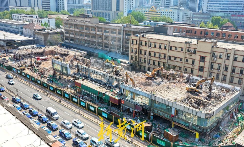 济南天龙大厦整体拆除工作已近尾声，预计本月中下旬完成！4月14日，济南火车站南广