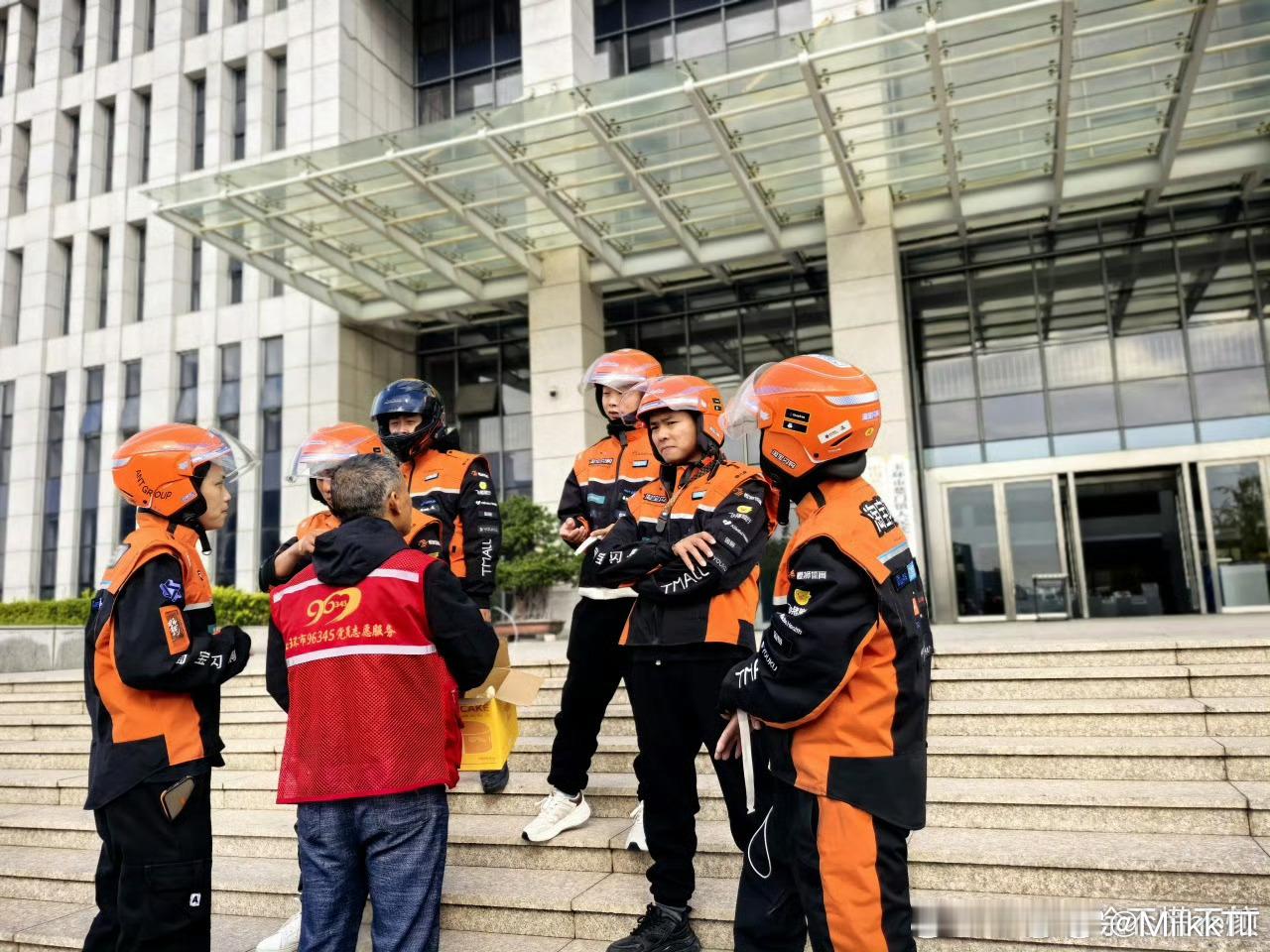 最帅“逆行”！台州外卖小哥送单途中驻足献血，放下餐箱、伸出手臂，用热血传递善意，