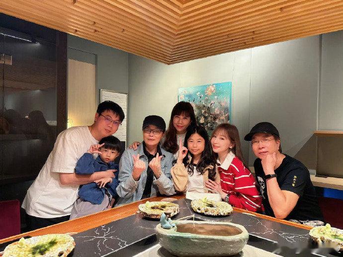 王心凌晒与妈妈合照 王心凌用一张合照诠释母爱！母女俩紧紧相拥，岁月静好的模样让人