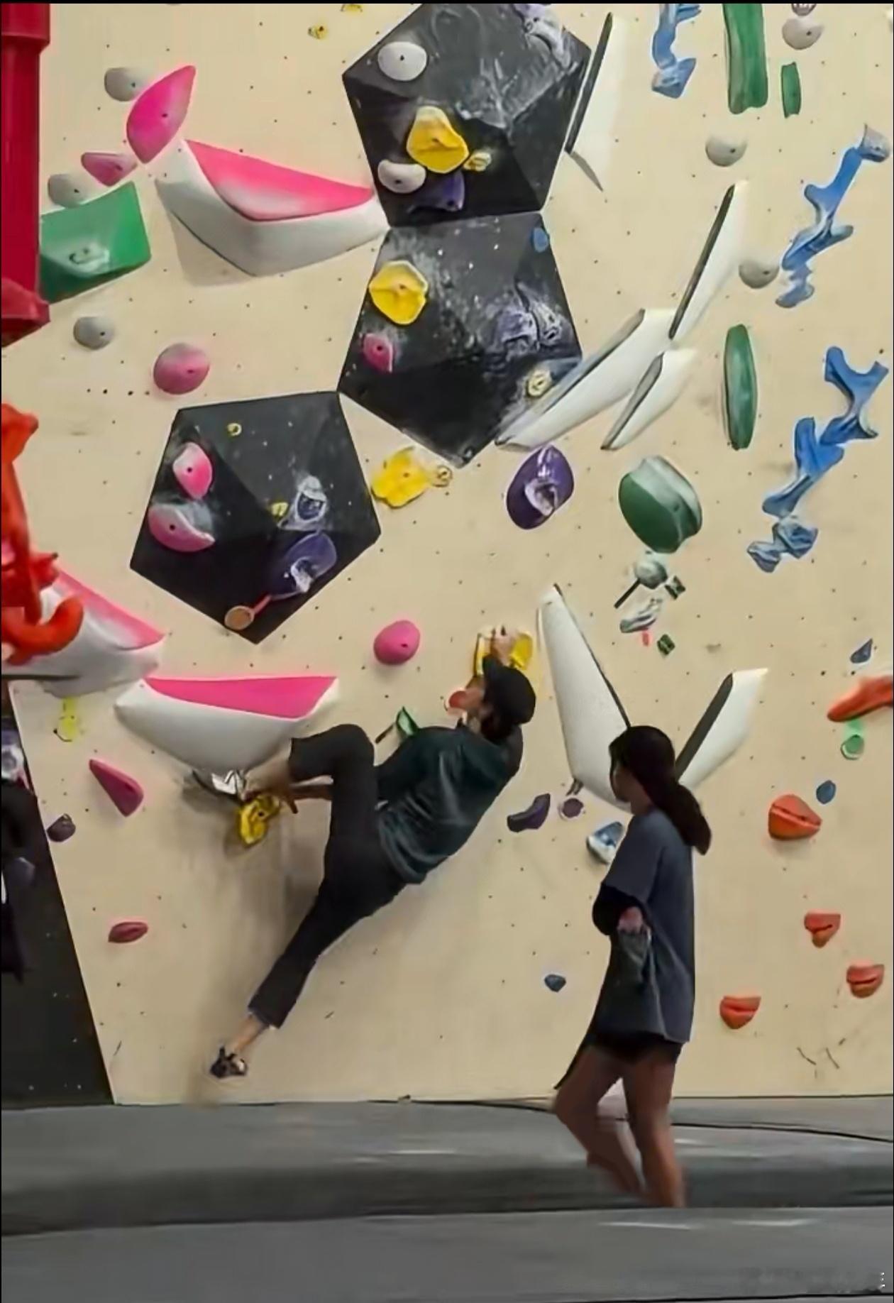 网友攀岩馆偶遇王一博网友纽约攀岩馆偶遇王一博  纽约攀岩馆惊现野生王一博！网友偶