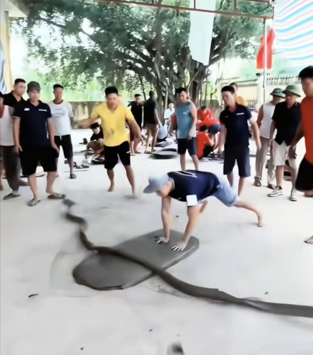 越南人的娱乐方式——摔泥巴，我看了怎么感觉是从山西朔州传过去的。只不过我们是小孩