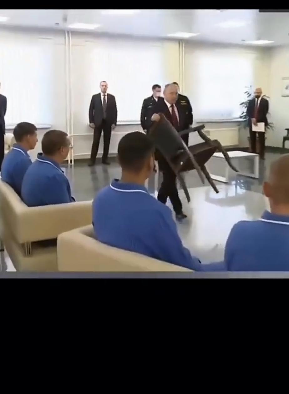 会见受伤的士兵，大帝觉得这个安排太见外了。于是不等手下人动手，自己就亲自下场，把