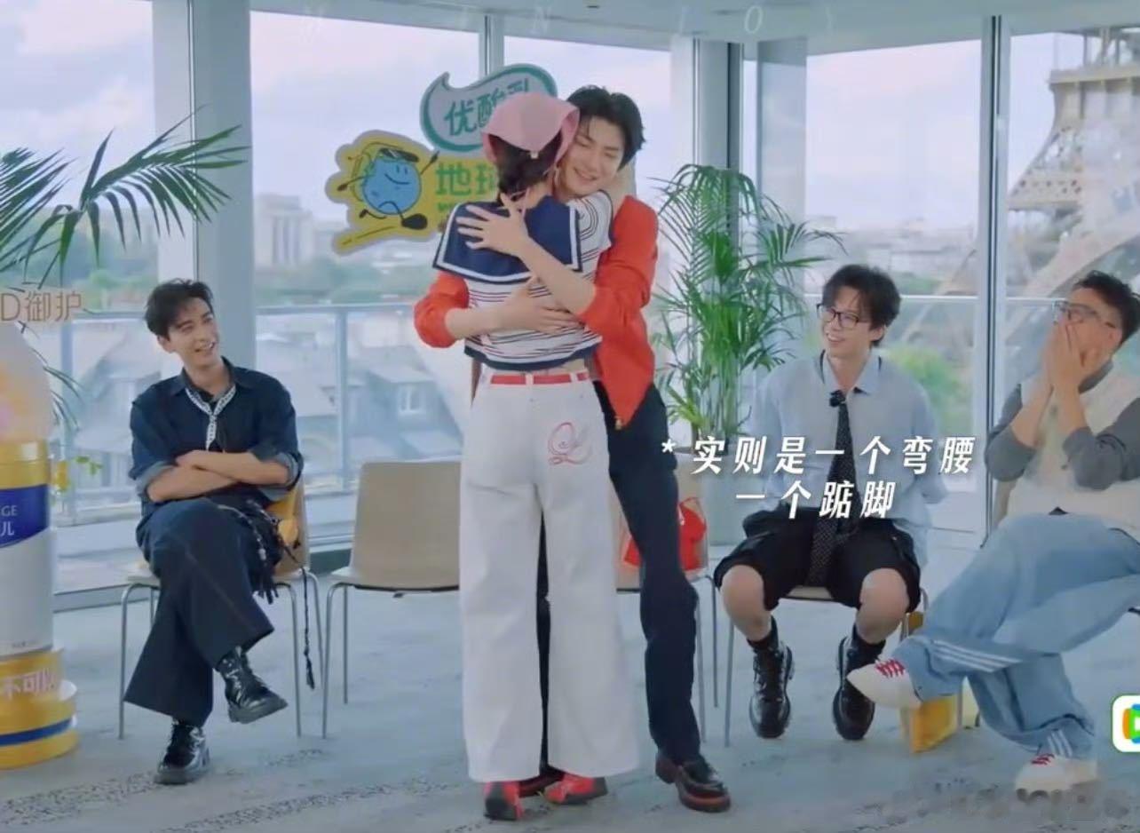 林一王玉雯一个弯腰一个踮脚 地球团在逗人笑这块真是权威！看着林一和王玉雯为了拍个