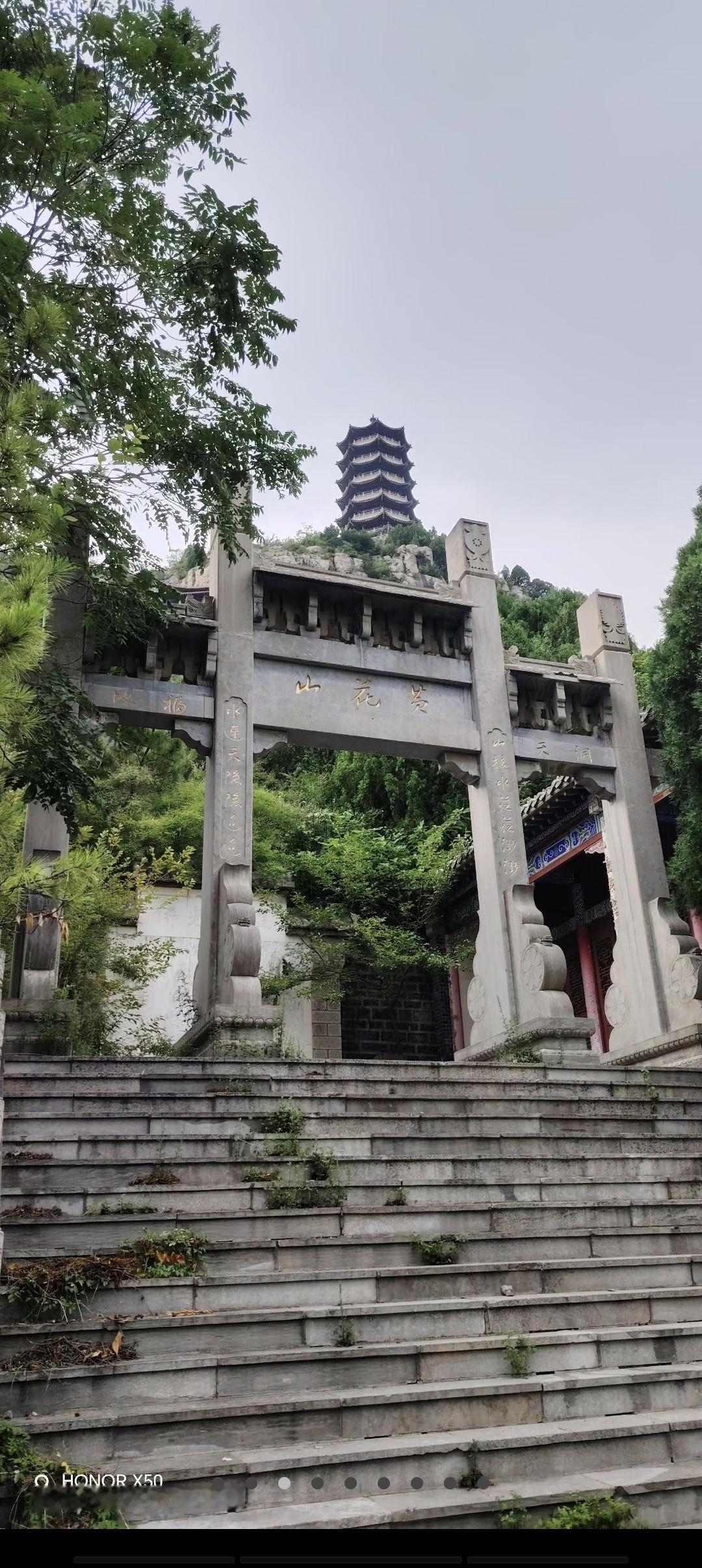 商人老特有个常人难以梦想的嗜好，喜欢诺贝尔和平奖。对伊动手前曾自擂，调解平息了1