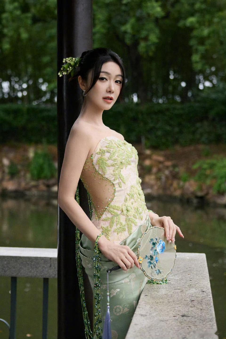 薛凯琪挤地铁赶高铁薛凯琪晚高峰赶通告也得坐地铁笑疯了！薛凯琪挤地铁赶高铁，全程靠