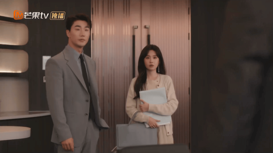 你是迟来的欢喜剧中男女主惊讶都是文件哗哗哗导演：男女主需要共用一套惊讶模板 