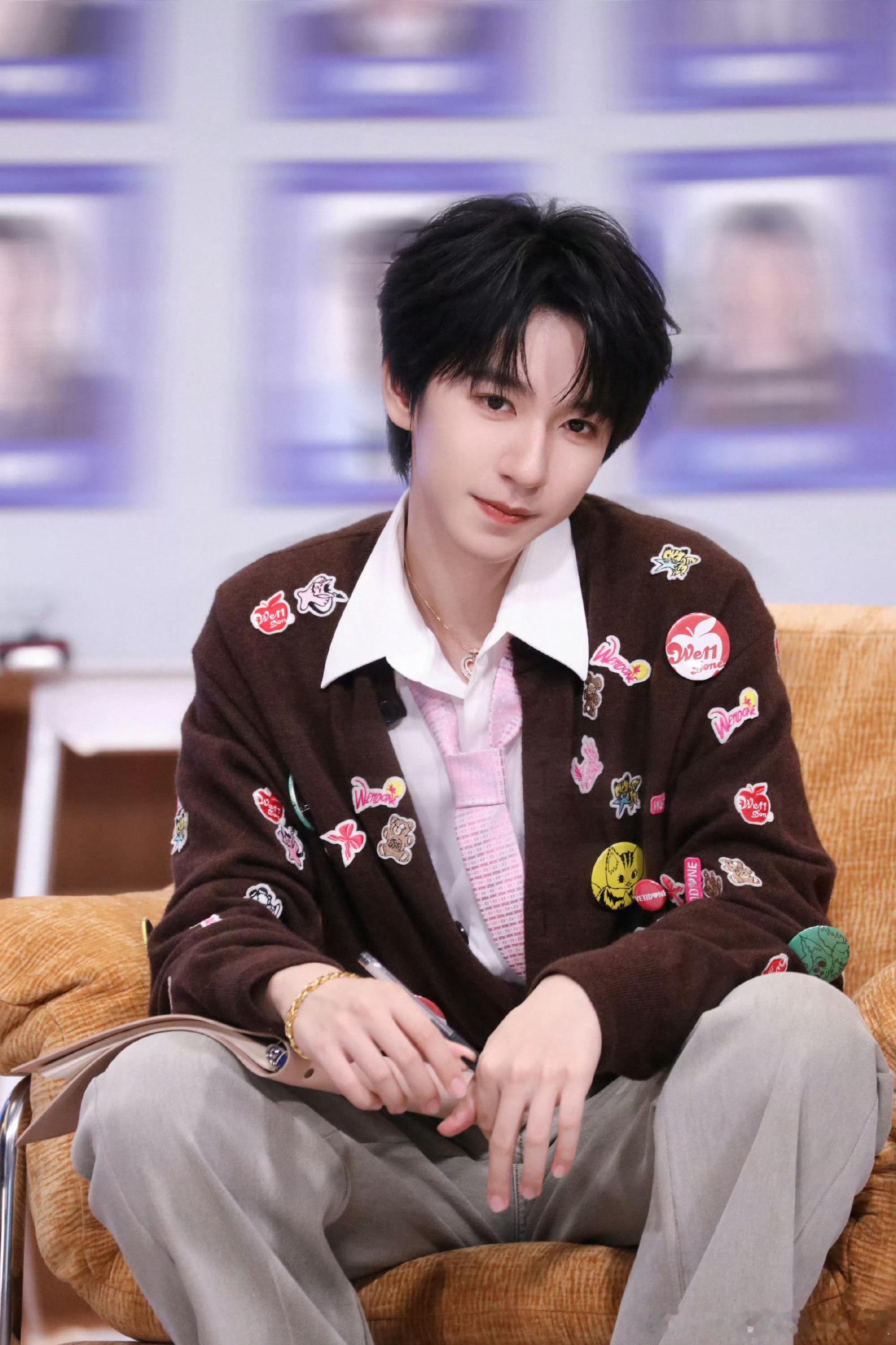 贺峻霖说自拍没拍好贺峻霖卖萌撒娇贺峻霖卖萌撒娇，说自拍没拍好，蛙趣爱了 ​​​