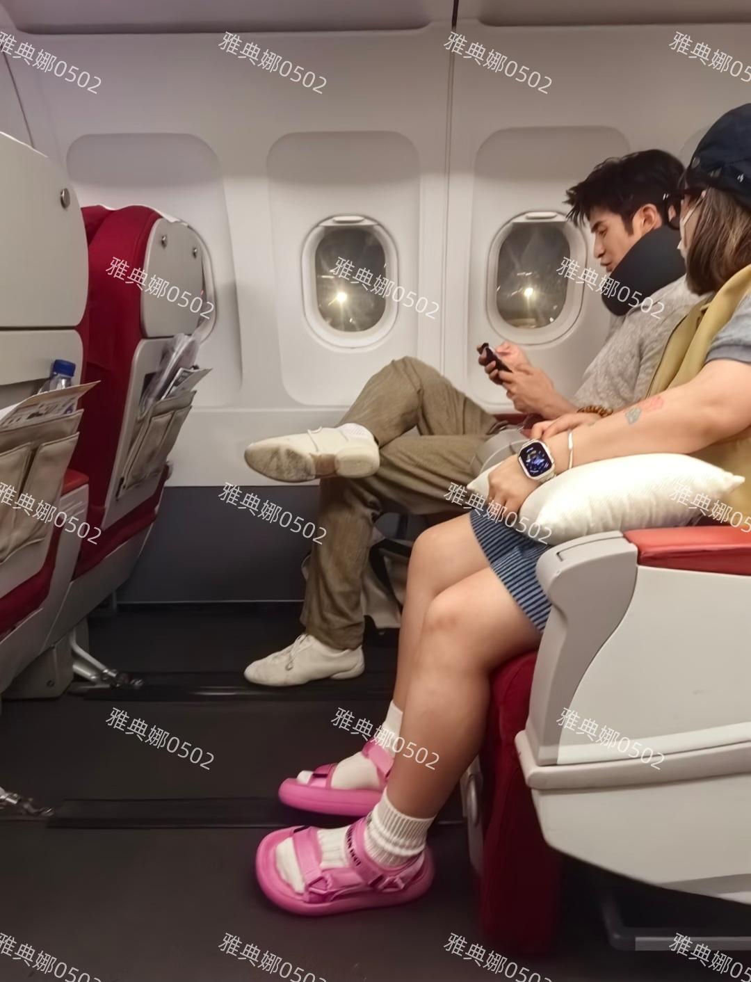 飞机商务舱偶遇张云龙，本人个高脸小大长腿是个大帅哥，难怪曾经追到过古丽娜，真人比