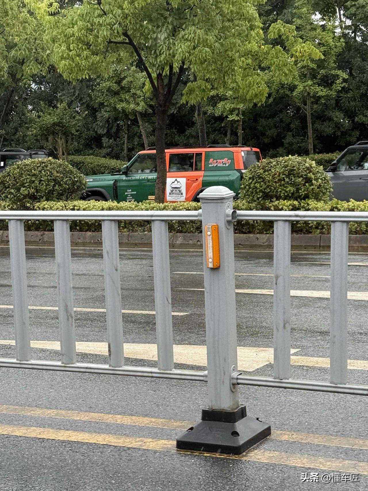 这个谁家的车，看着不错啊，
颜色很潮，造型也不错，硬朗结实的感觉，
但是，一直想