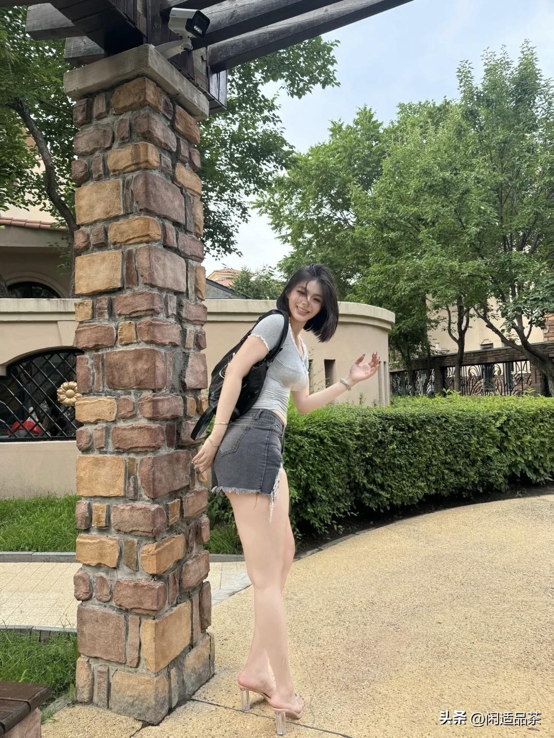 美人清丽，眉目如画。