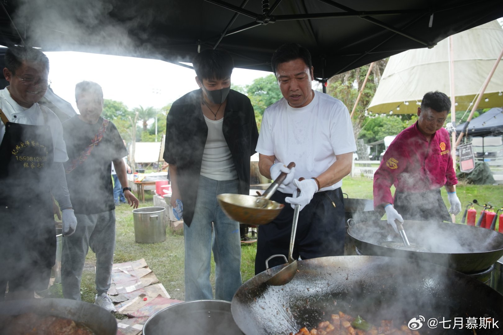 俞灏明成都掌勺白斩鸡贾冰做的东北大锅饭口碑出众，让人十分想去现场品尝，智能机器人