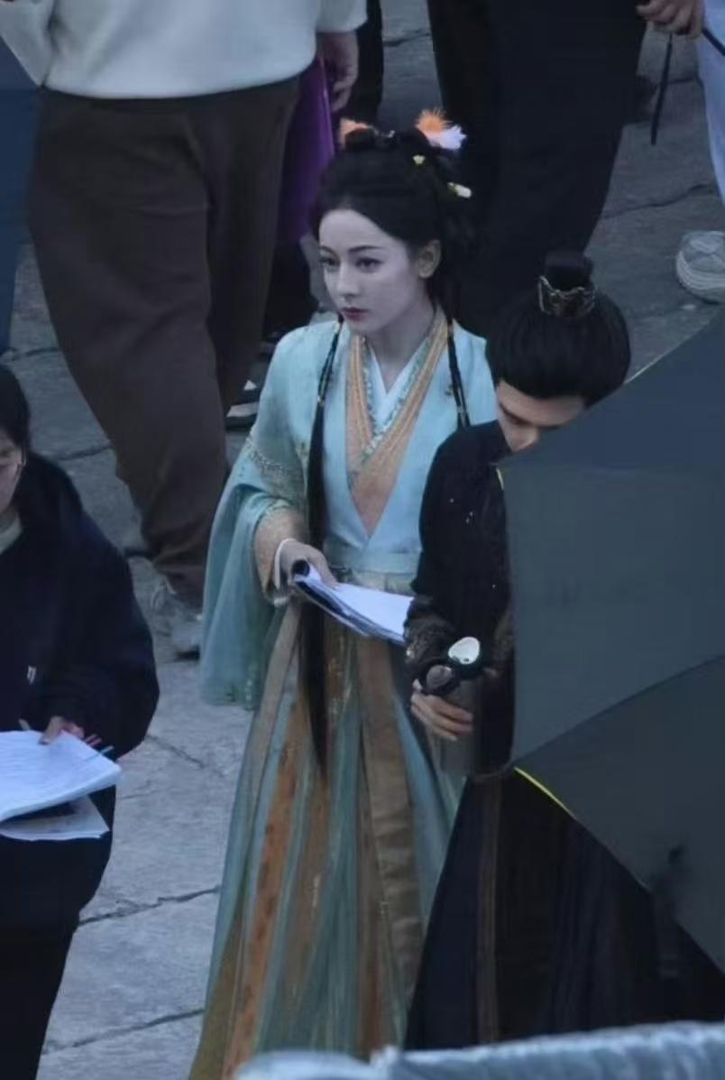 迪丽热巴新剧最新路透曝光，巴巴好美、好嫩。
迪丽热巴和陈飞宇主演的古装剧《慕胥辞
