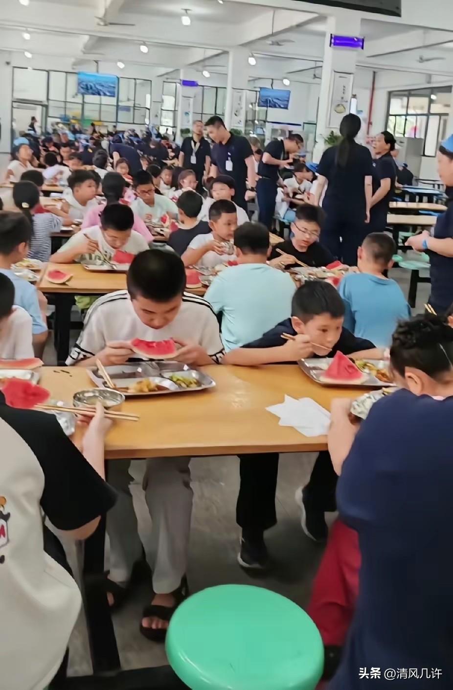 公司的员工食堂里，突然多了一群孩子吃饭，知道原因后，让人又羡慕又感动了。

浙江