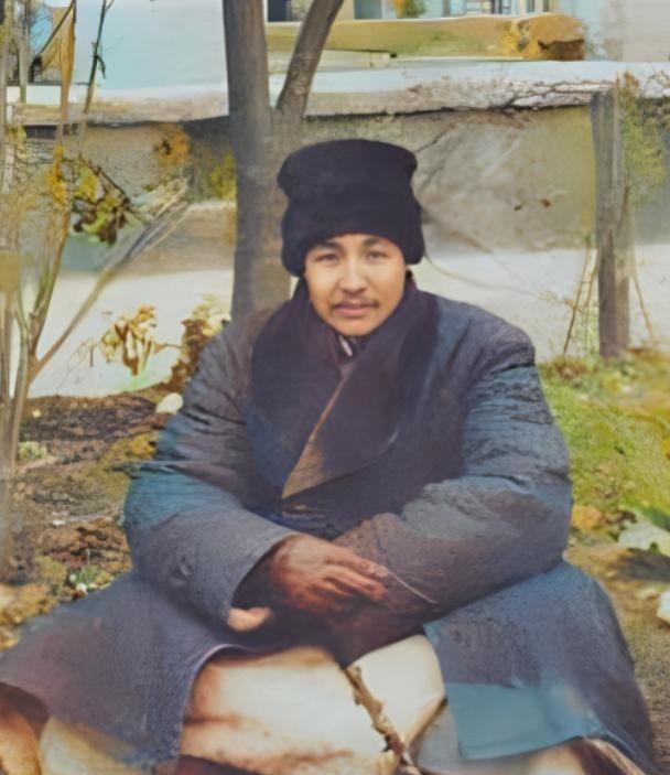 1932年，这张照片中是失败下野后，暂居 天津 当寓公的 孙传芳 ，他的面容，让
