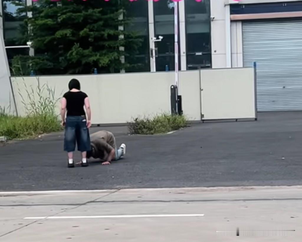 在漳州市东部生态流转中心公司门口，出现了令人心碎的一幕。

我猜测，这对青年男女