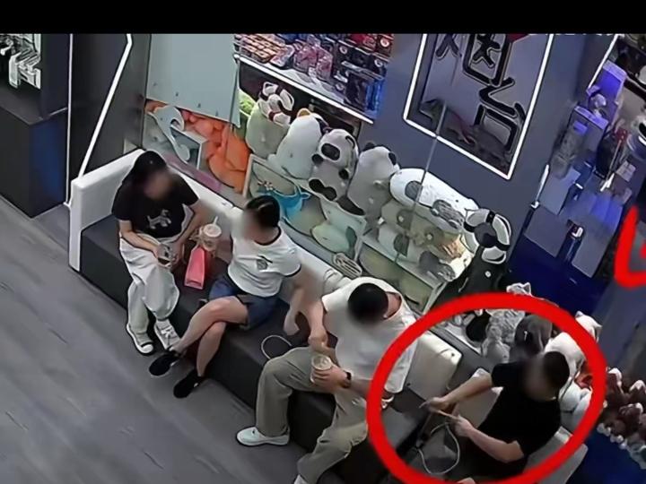 这已经不能用坏来形容了，纯纯的刻在骨子里的烂人，店主好心让这四个人免费充电，一句