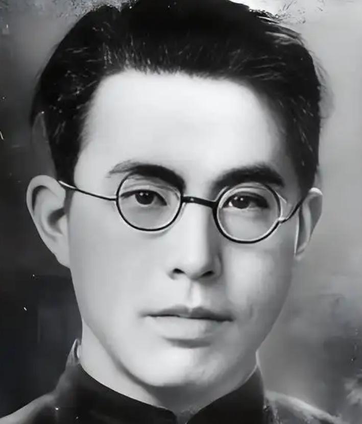 1942年，地下党郑文道求死未果被日军囚于医院，护士换药时总多给一张纱布，他猛然