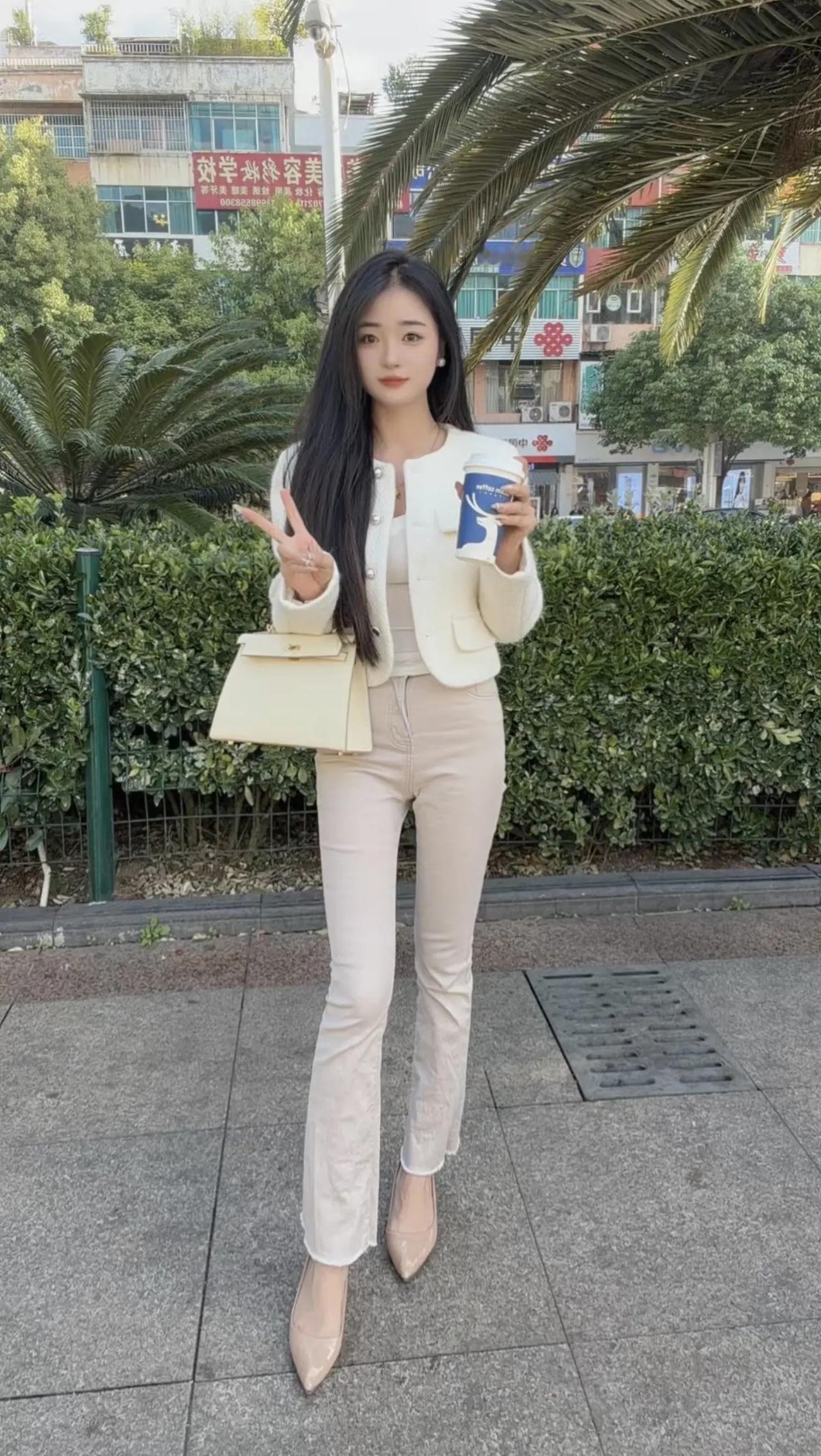 这么可爱的女生真的很少见吧，是不是这样子娃娃脸都比较讨人喜欢。