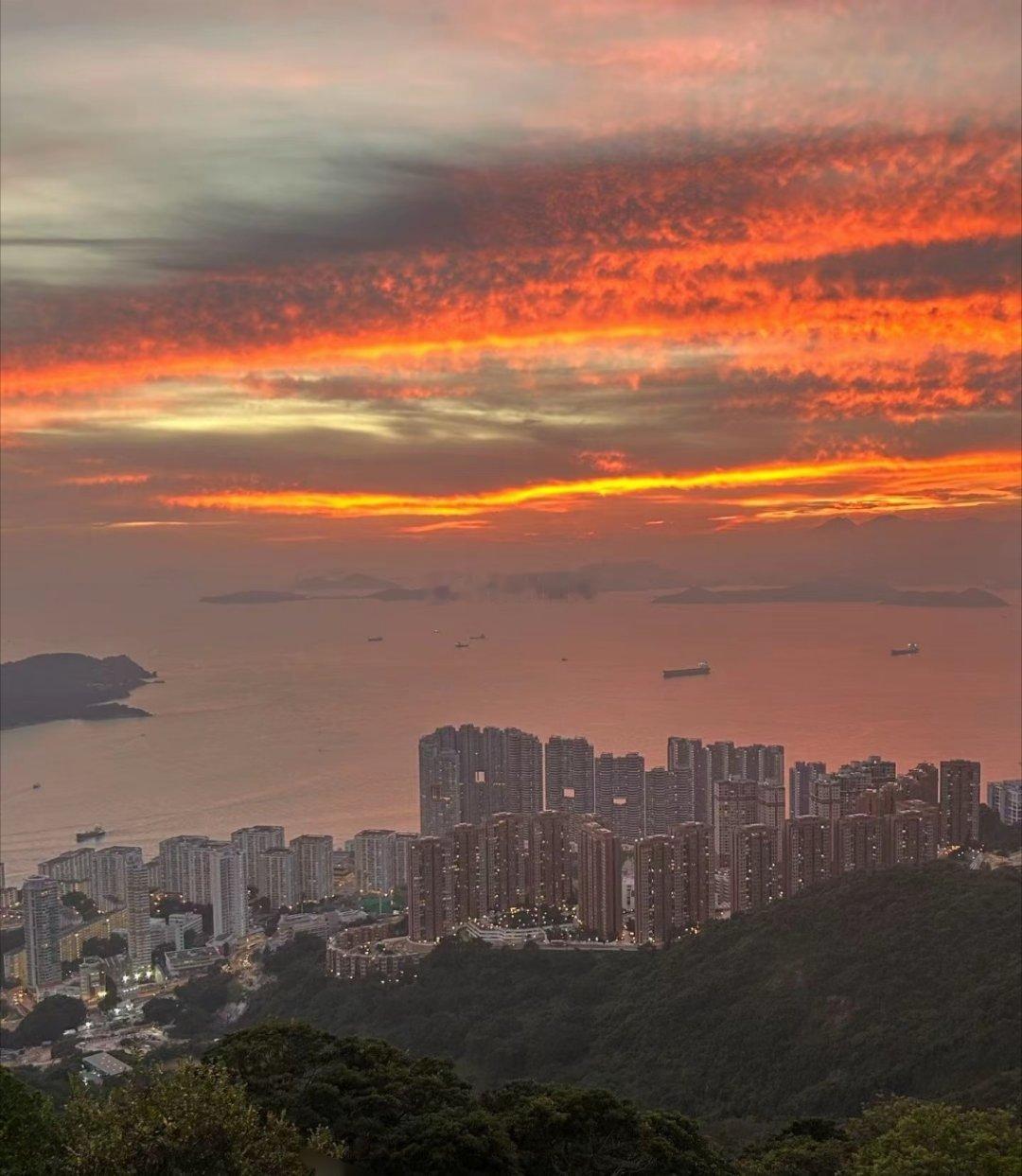 人生第一课没有人会真正的爱你父母爱你，是养儿防老；伴侣爱你，是各取所需；孩子爱你