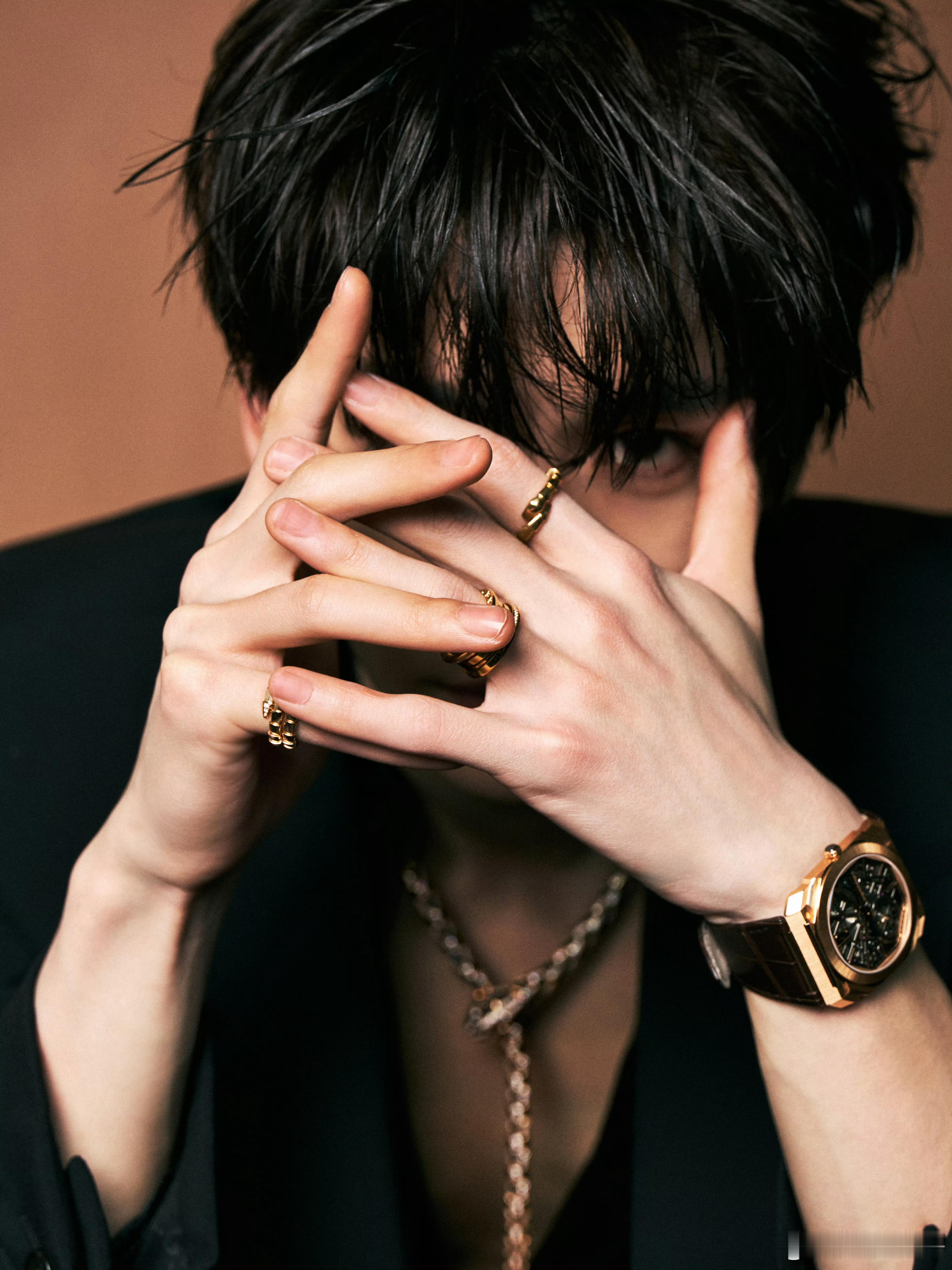 微博之夜微博之夜出图微博之夜名场面2025微博之夜爆款创作大赛 张凌赫出图，比起