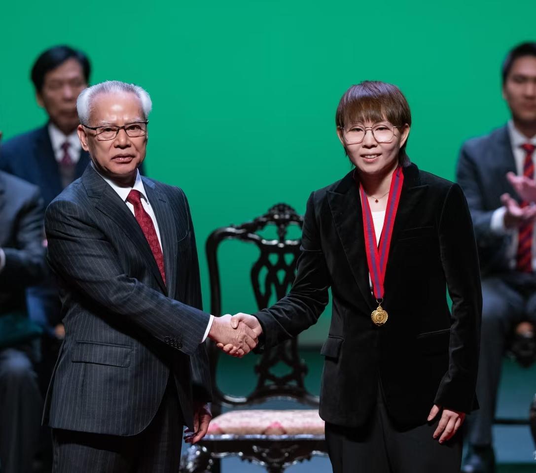 朱雨玲又获奖了！！

没想到吧！这次朱雨玲获得了澳门最高领 导 人的接见，又获得