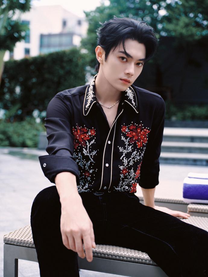 许凯胸口的扣子太懂事了许凯胸口的扣子太懂事了，这个深V好勾引人 ​​​