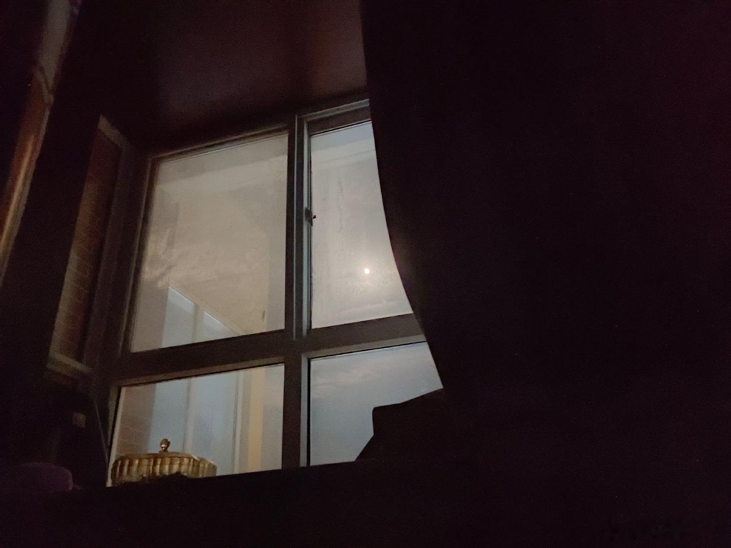 酝酿了半天睡意看着这个大月亮真的是睡不了一点儿闪瞎了要给我OK关窗帘了我要