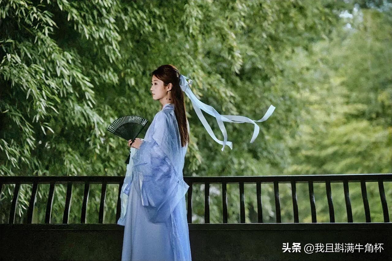 下联：夏日炎炎觅绿荫
上联：有请雅士[玫瑰][玫瑰][玫瑰]
