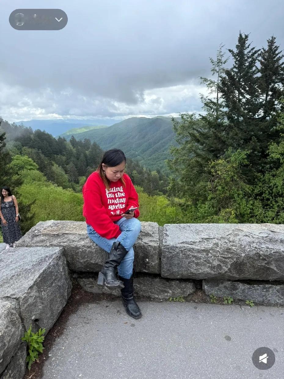 网友大烟山偶遇凤姐…能穿高跟鞋爬山太厉害了，是个狠人，还是那么高冷。
她作为农村