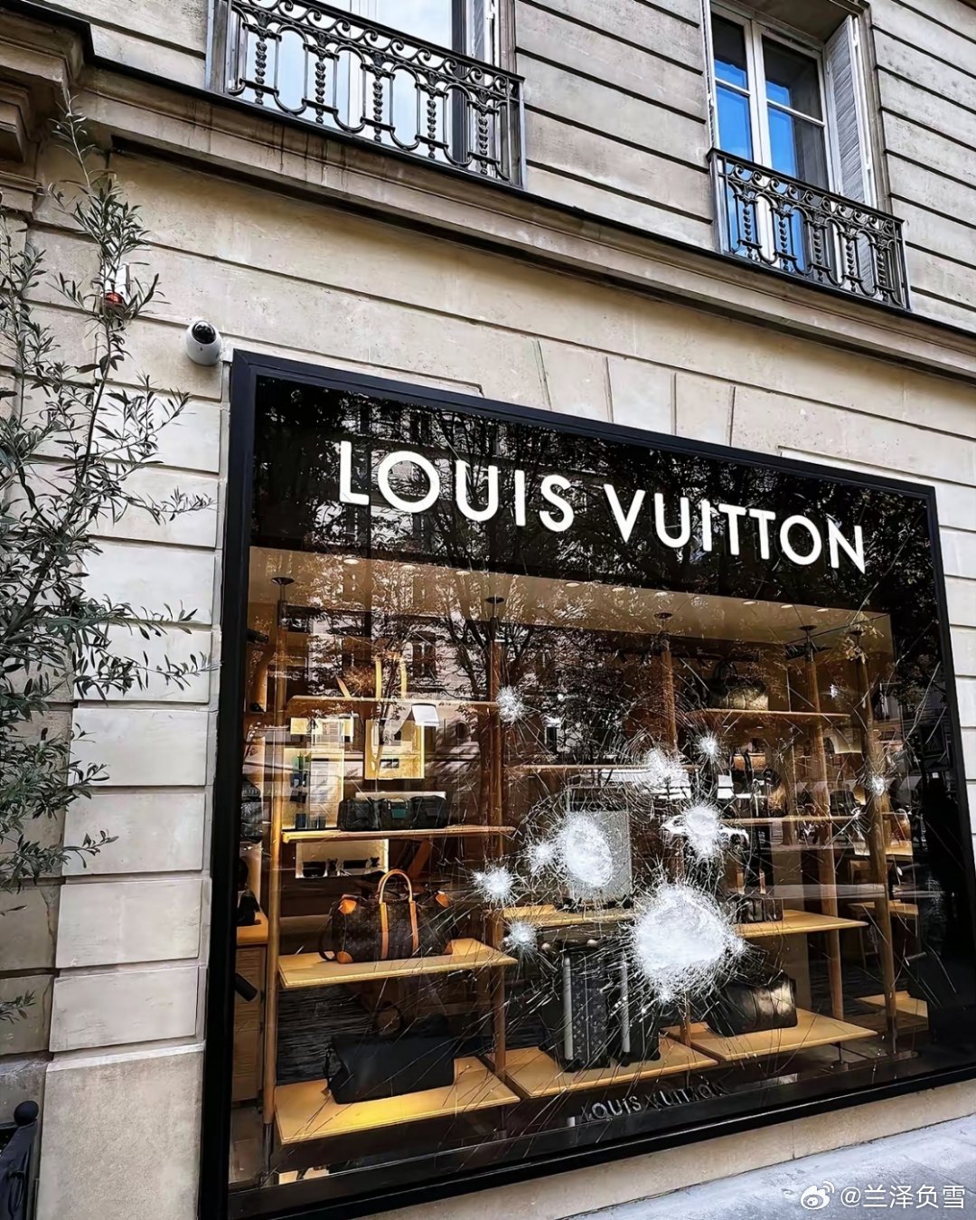 法国巴黎那家LV店，橱窗玻璃足有十几厘米厚，钢化的。为啥？被抢出经验了。这回，还