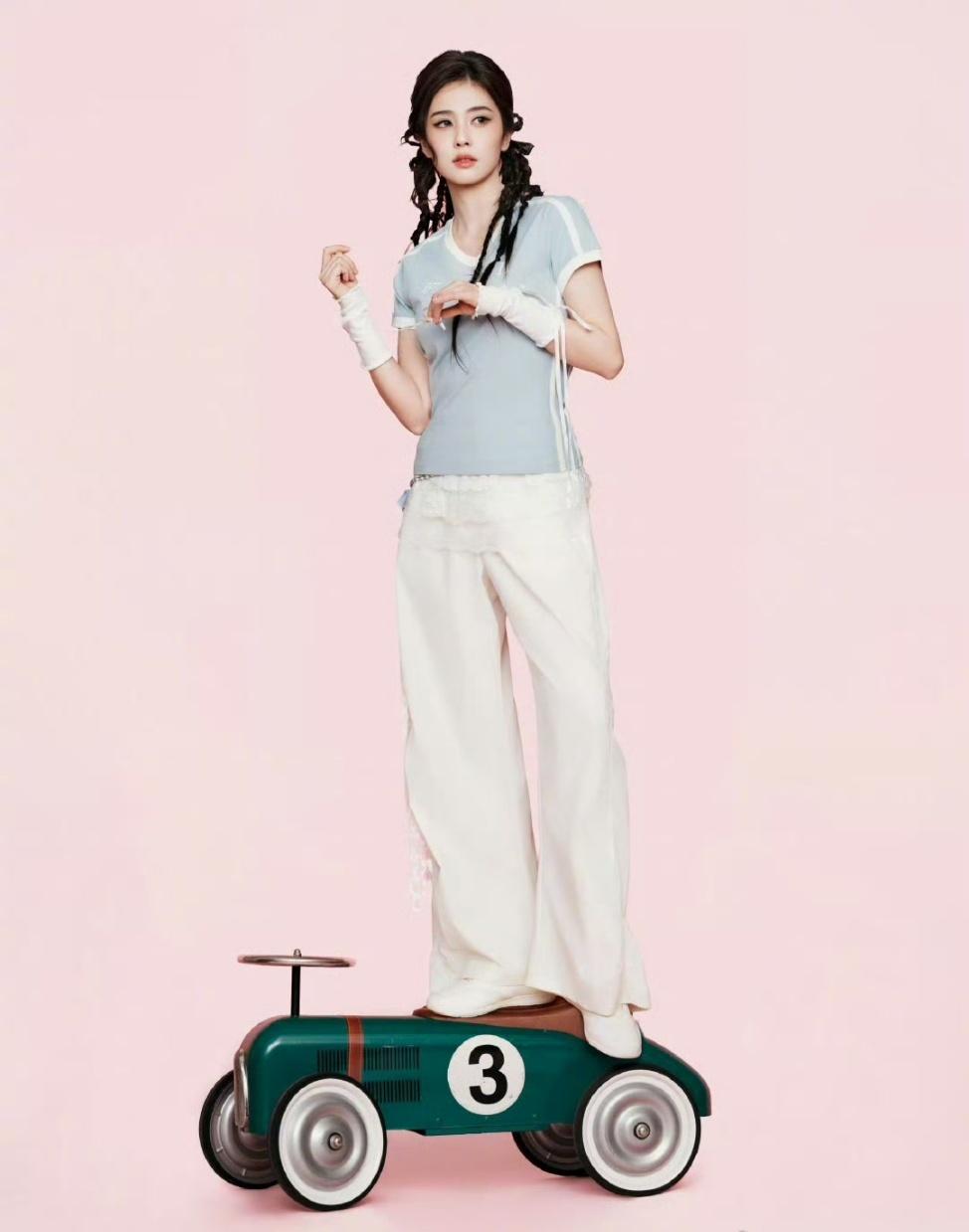 白鹿[超话]白鹿彩色多巴胺大片 白鹿彩色多巴胺大片，鬼马精灵发型搭配青春时尚的运