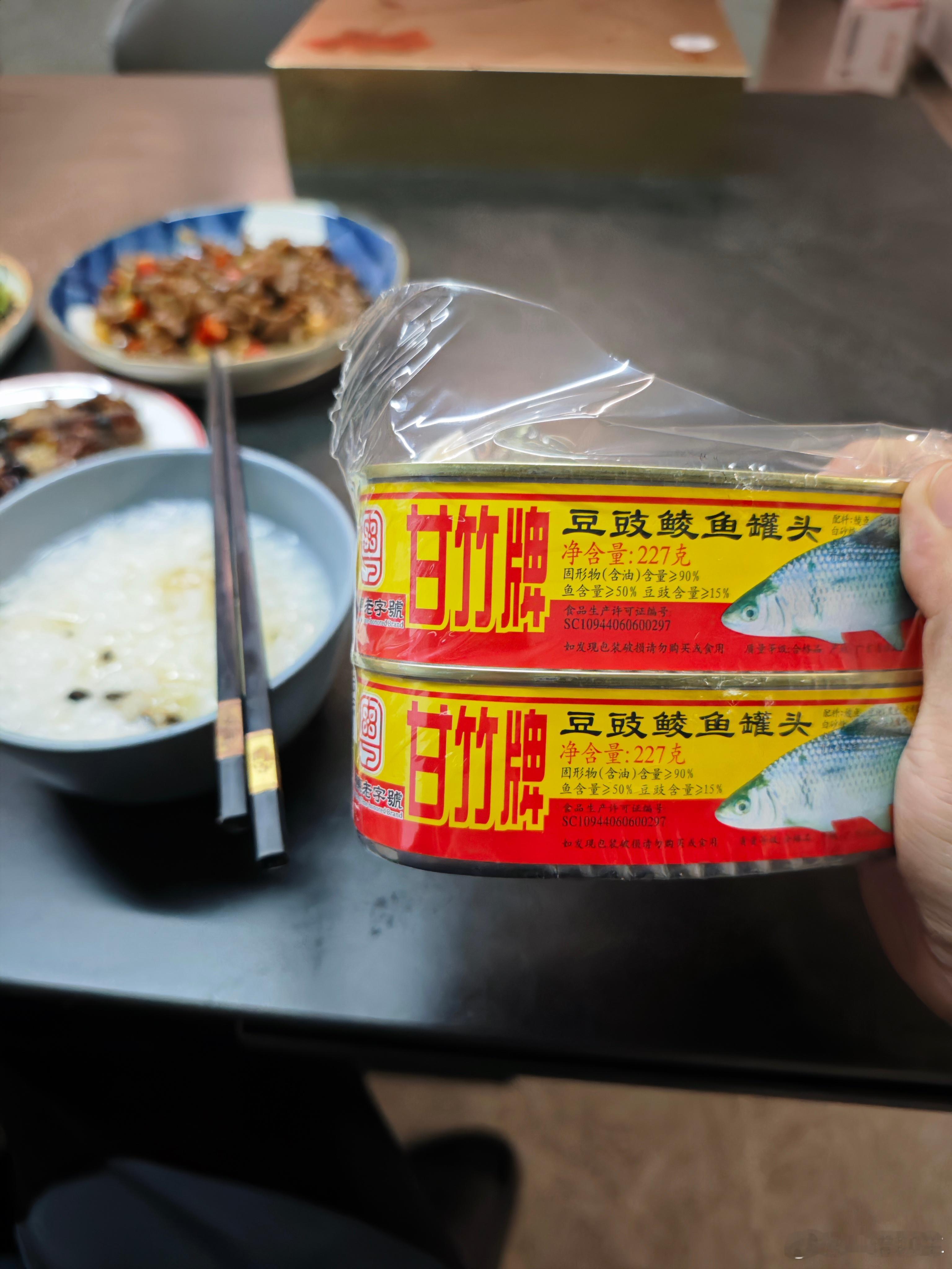 来一顿家常便饭 这顿饭的含金量可比外面下馆子高多了 两个广东名菜一个豆豉油麦菜 