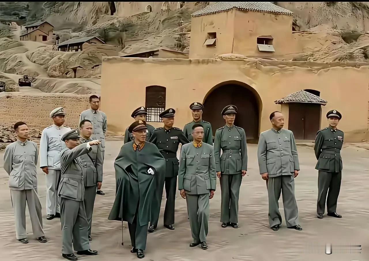 1947年，蒋介石以为攻占延安就能胜券在握，那叫一个“喜滋滋”。他带着征服者的傲