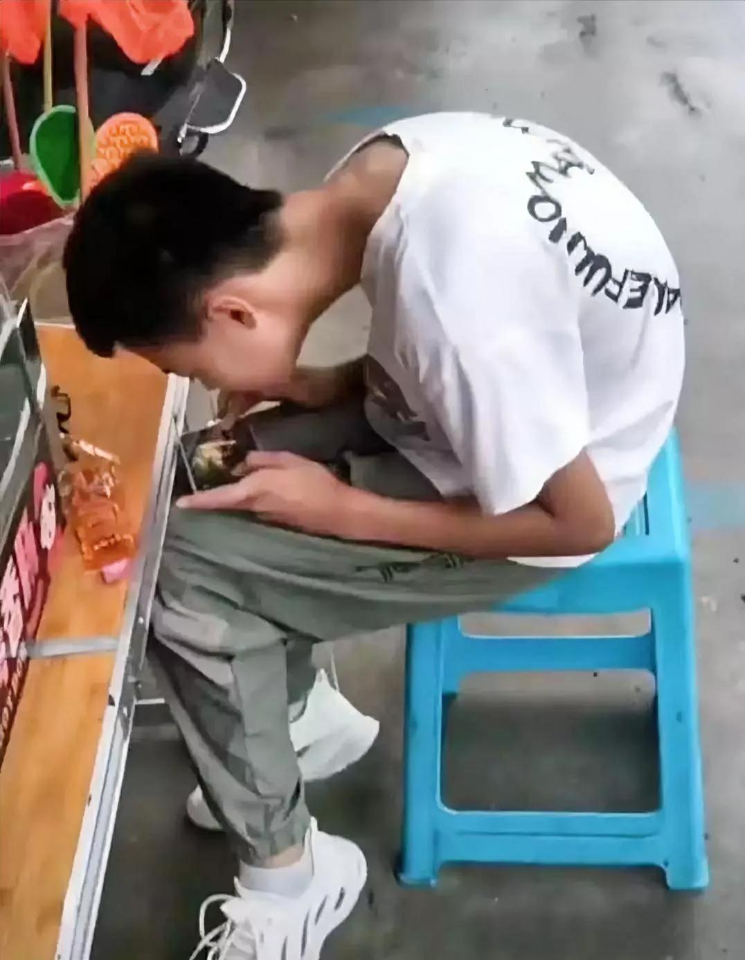 玩游戏太上瘾了，真是害人不浅呀。时间长了，可能会引发颈椎变形。如果特别严重，只能