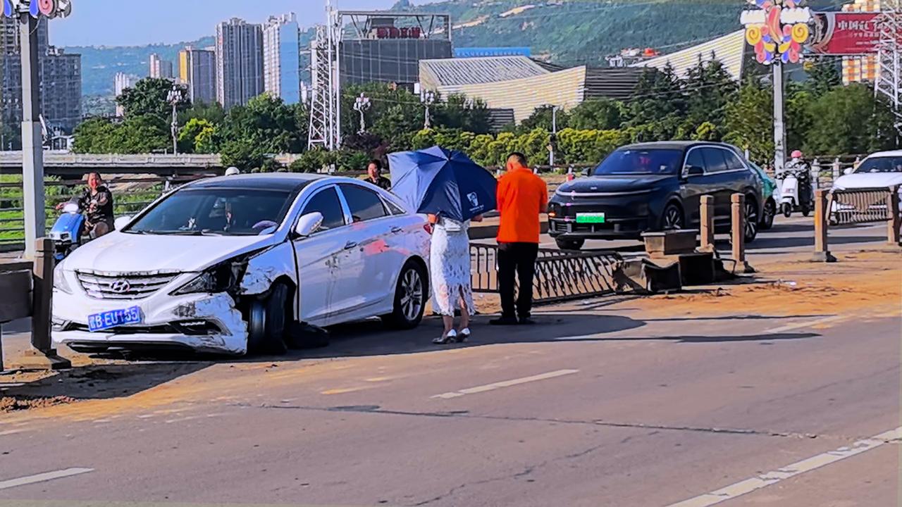 昨日跑街遇到金渭大桥马路隔离栏杆被一辆白色私家车碰撞到了好几截。原本就胡思一起很