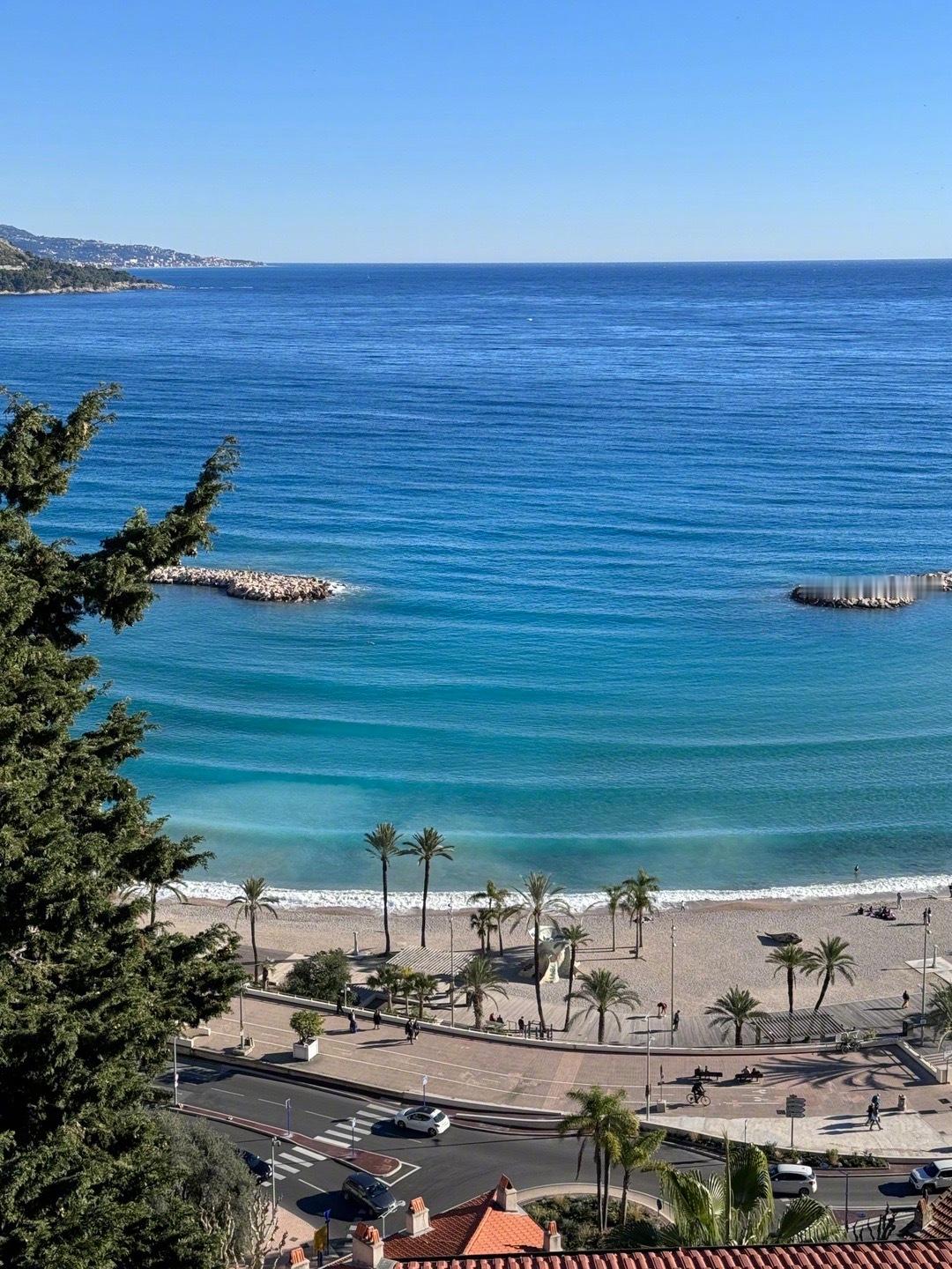 𝐁𝐨𝐧𝐣𝐨𝐮𝐫.🩵尼斯的冬天也是蔚蓝色，最适合躺下来享受假期！?