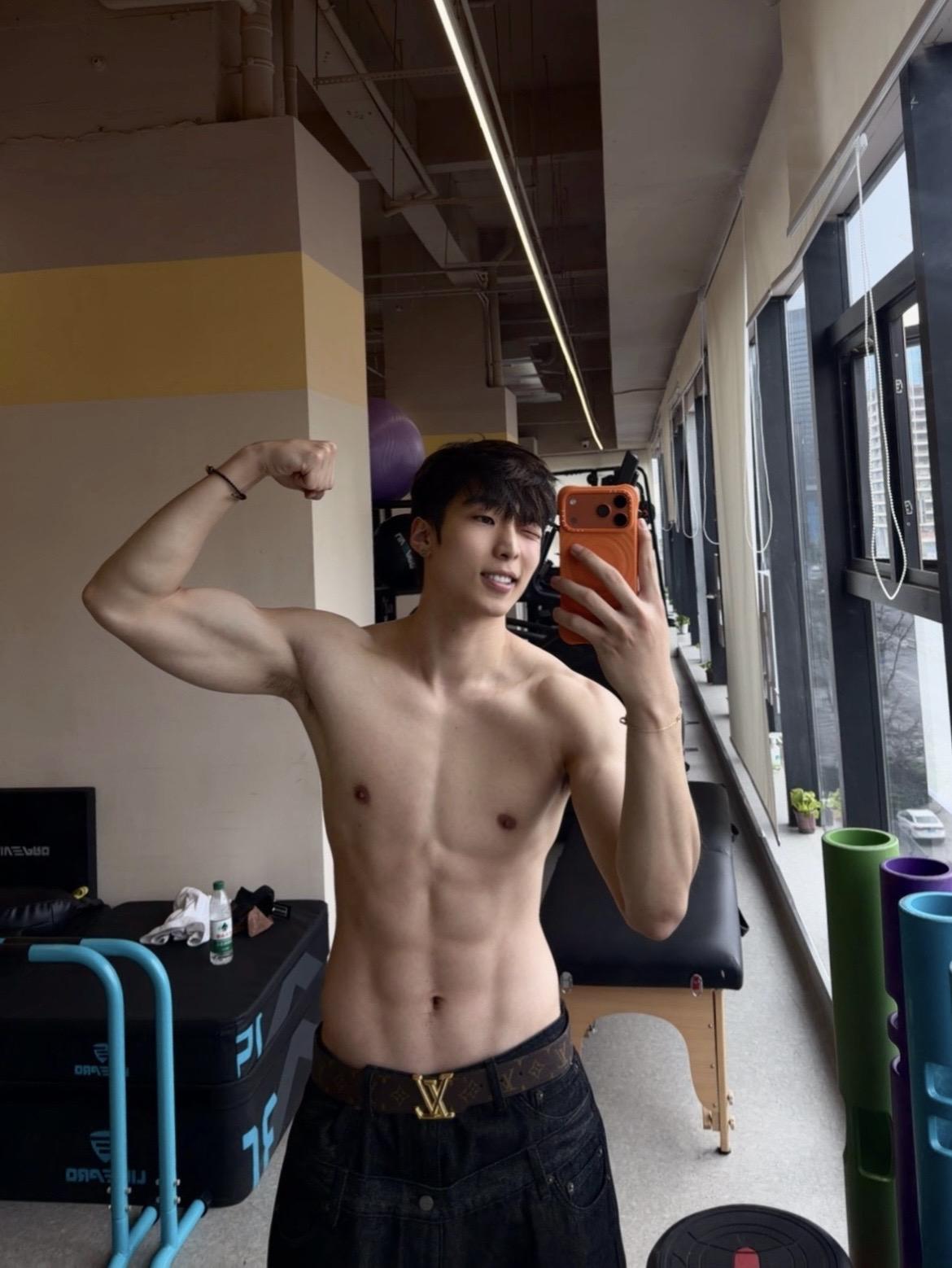 谈一个肌肉男你就老实了