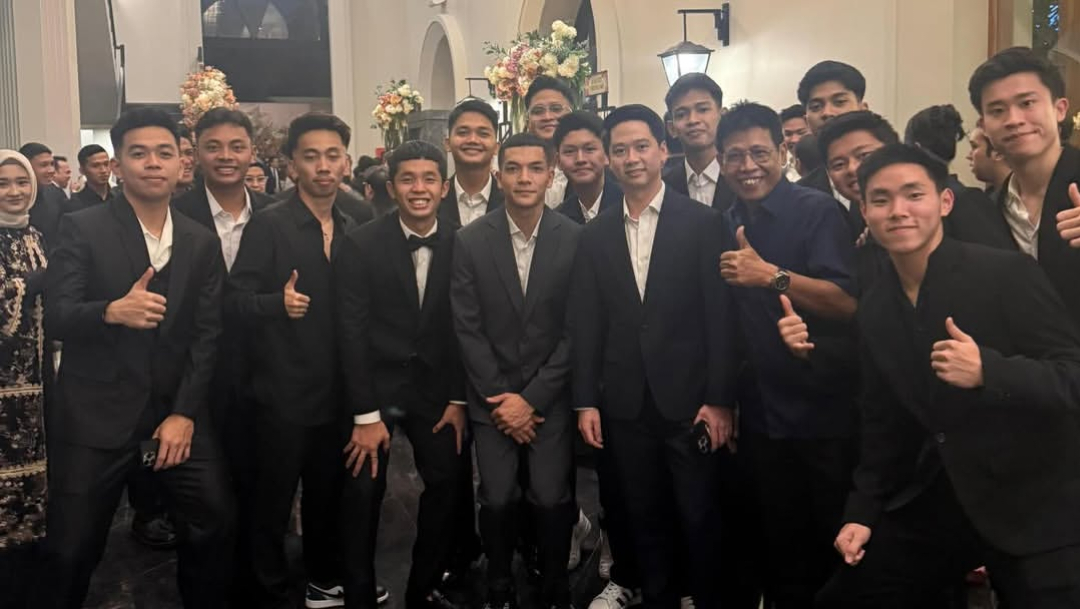 教练带着和苏卡合影 