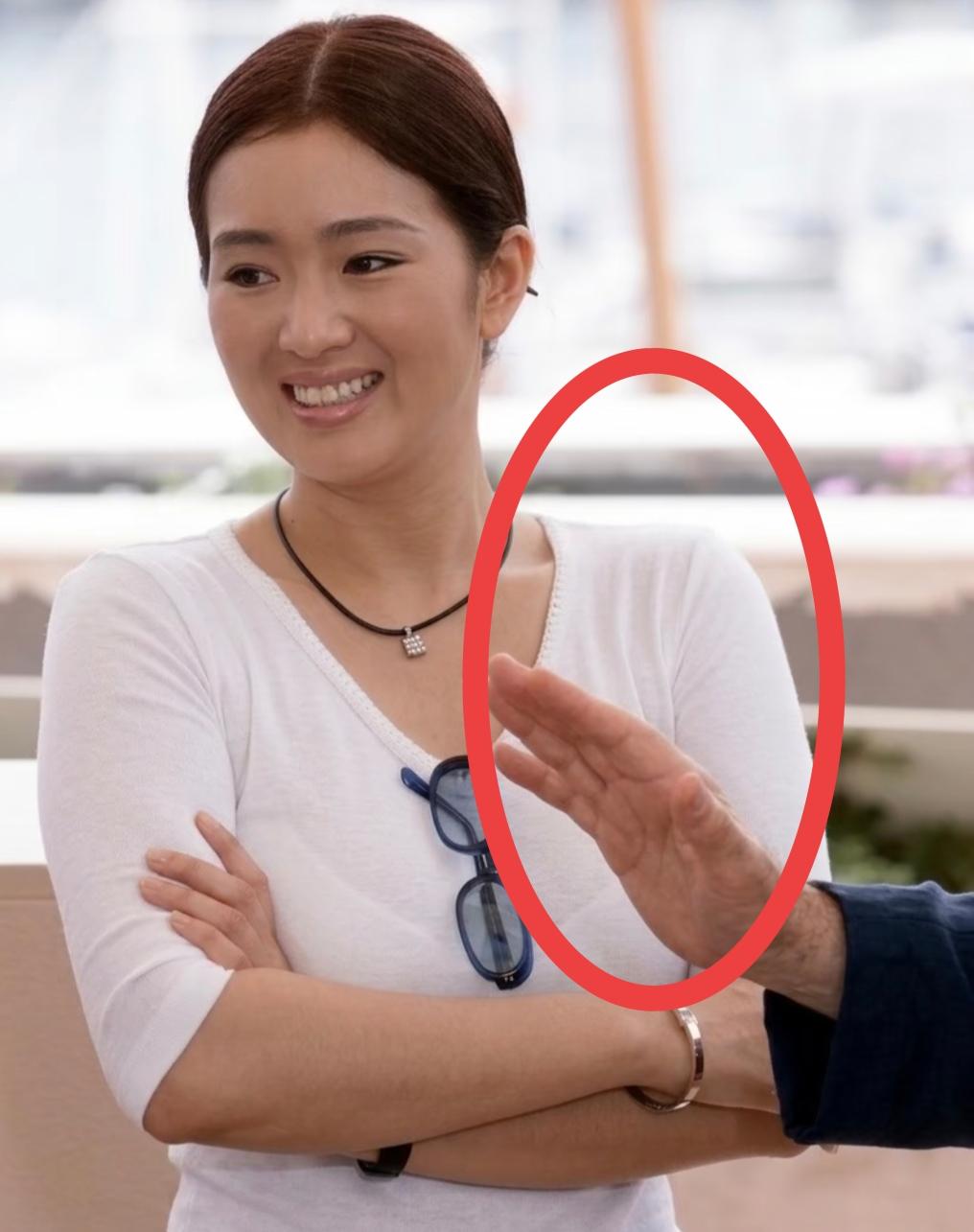 巩俐早年美照泄露，胸前那人的手掌挺大的，会是谁的啊？有谁知道是什么意思吗？

难